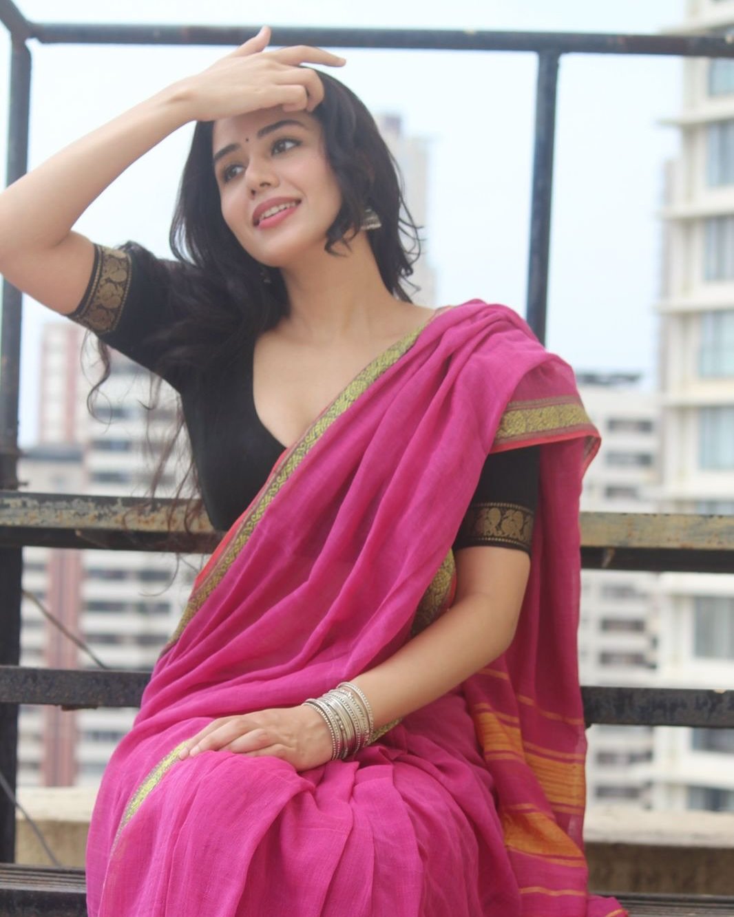 Aarti Chikara Sensuous in Pink Saree and Black Blouse (1)