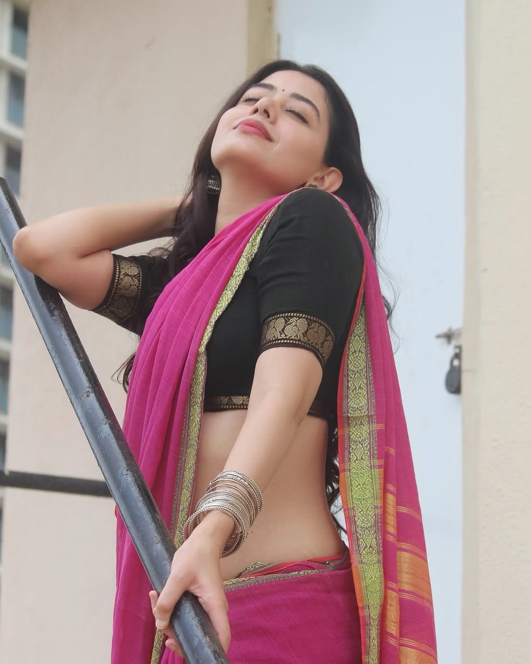 Aarti Chikara Sensuous in Pink Saree and Black Blouse (3)