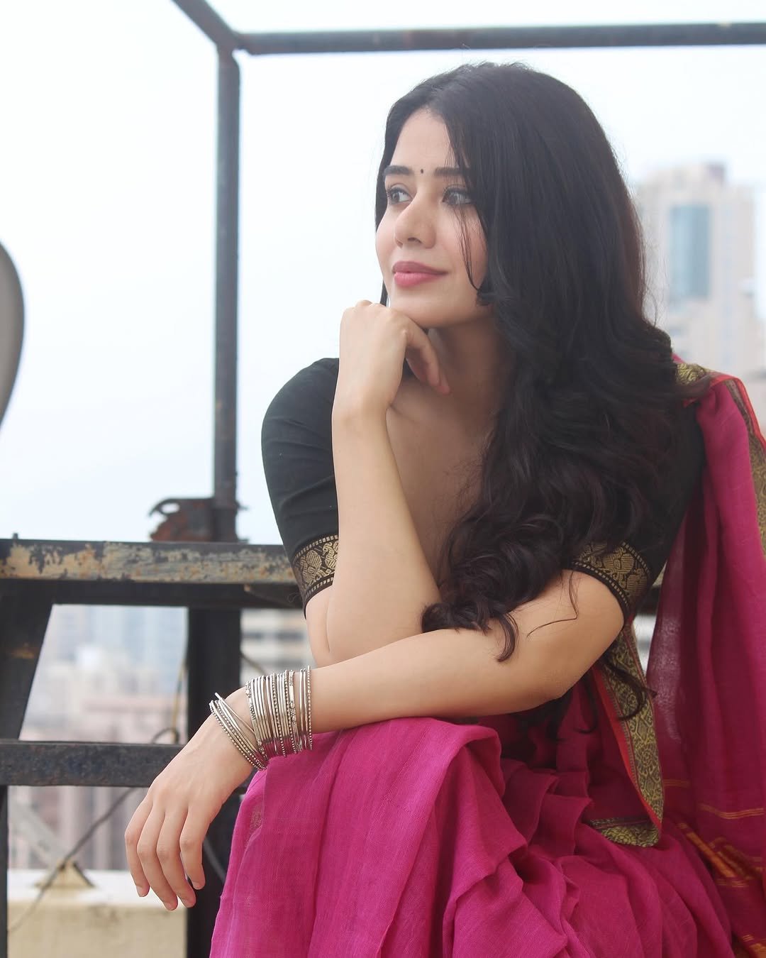 Aarti Chikara Sensuous in Pink Saree and Black Blouse (5)