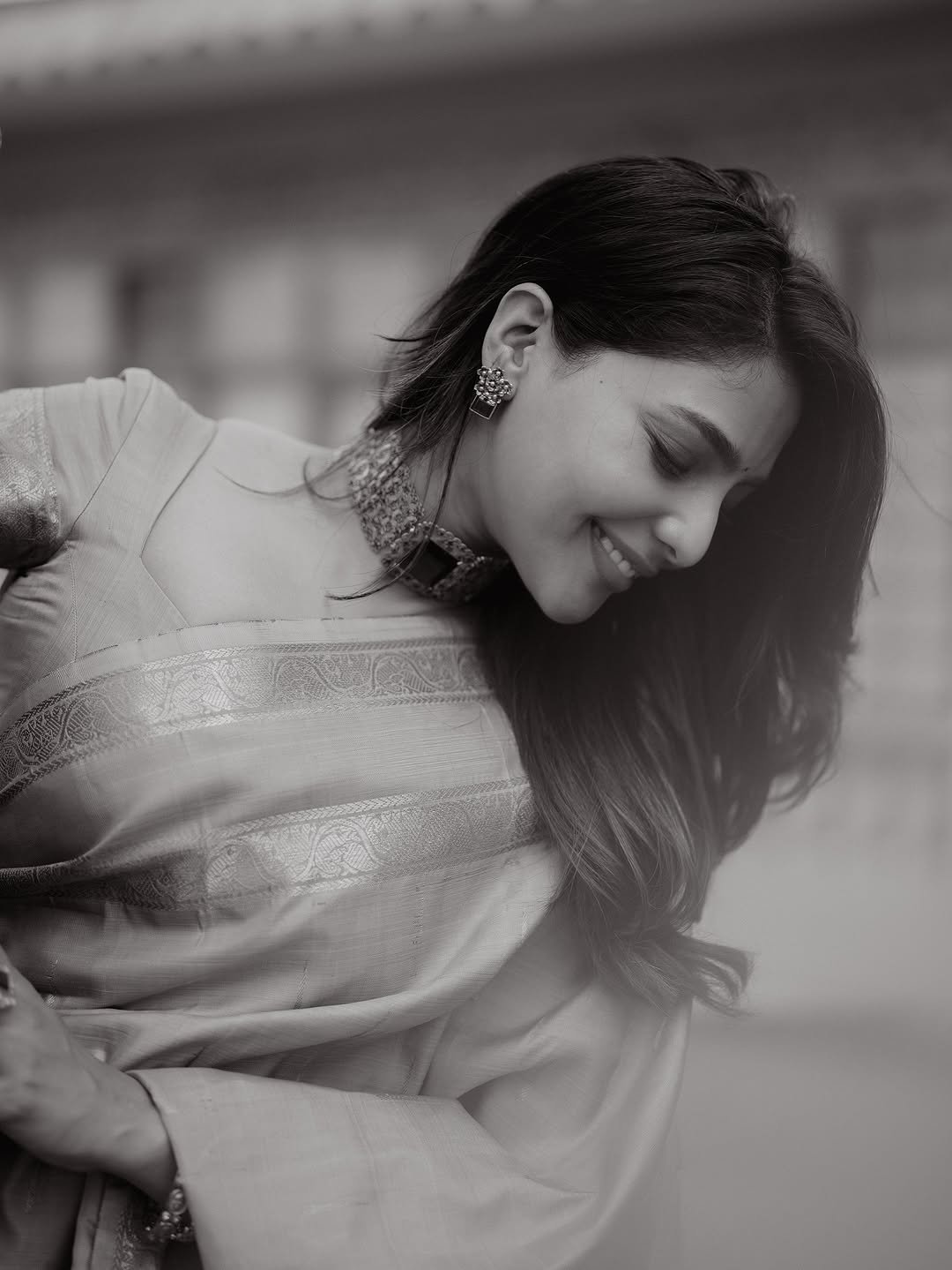 Aishwarya Lekshmi Beautiful in Blue Soft Silk Saree Photos (17)