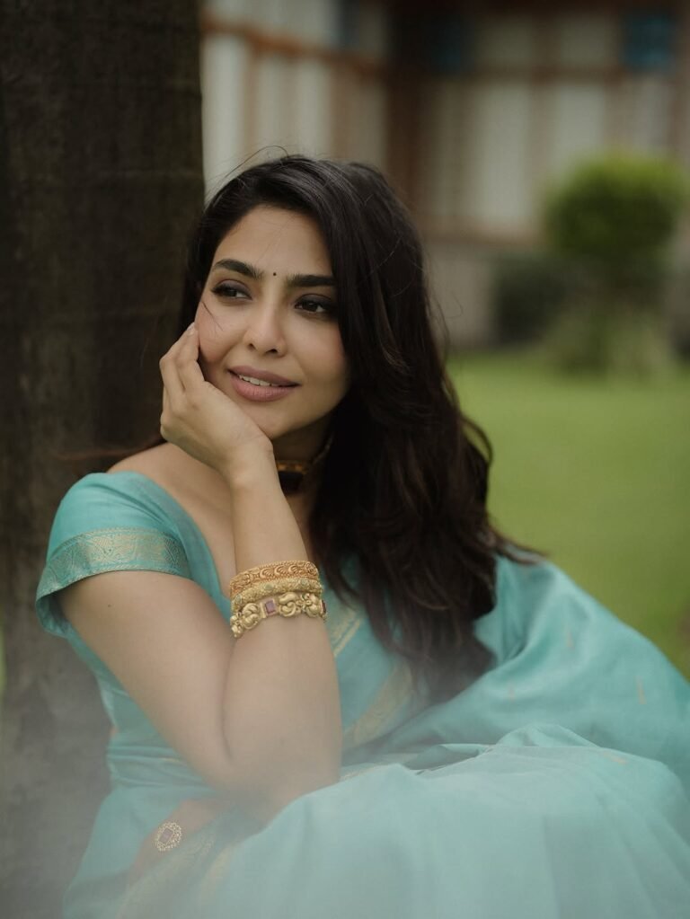 Aishwarya Lekshmi Beautiful in Blue Soft Silk Saree Photos (3)