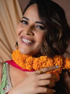 Anasuya Bharadwaj Smiles in Festive Floral Garland Look Photos (1)