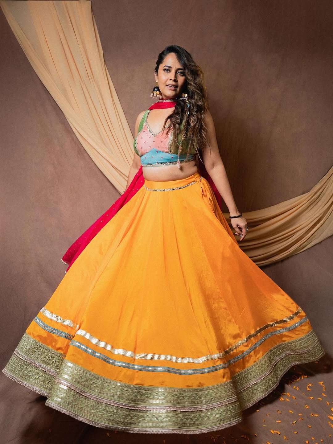 Anasuya Bharadwaj Smiles in Festive Floral Garland Look Photos (11)