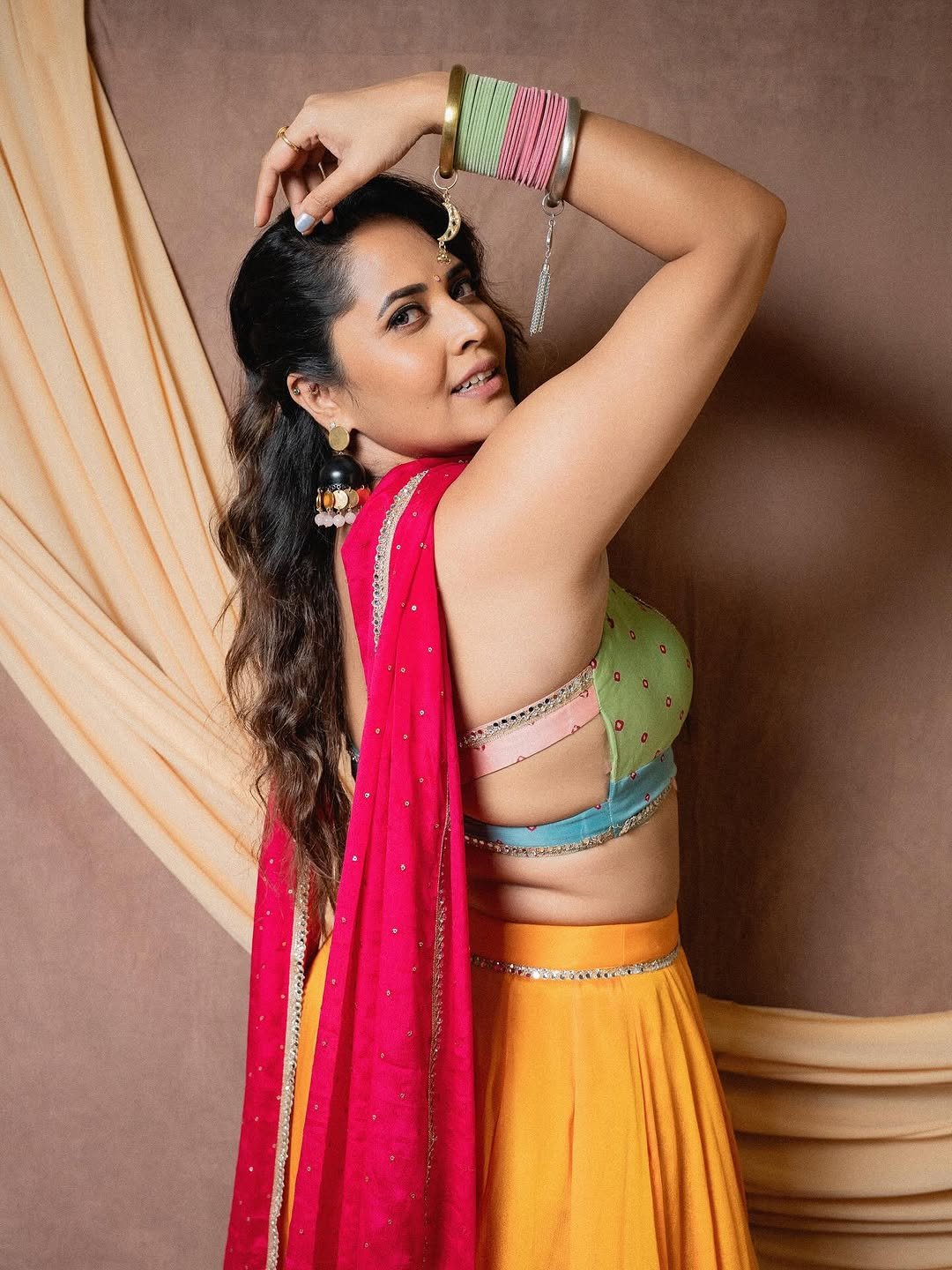 Anasuya Bharadwaj Smiles in Festive Floral Garland Look Photos (13)