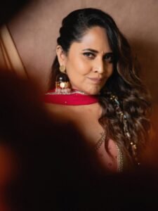 Anasuya Bharadwaj Smiles in Festive Floral Garland Look Photos (3)