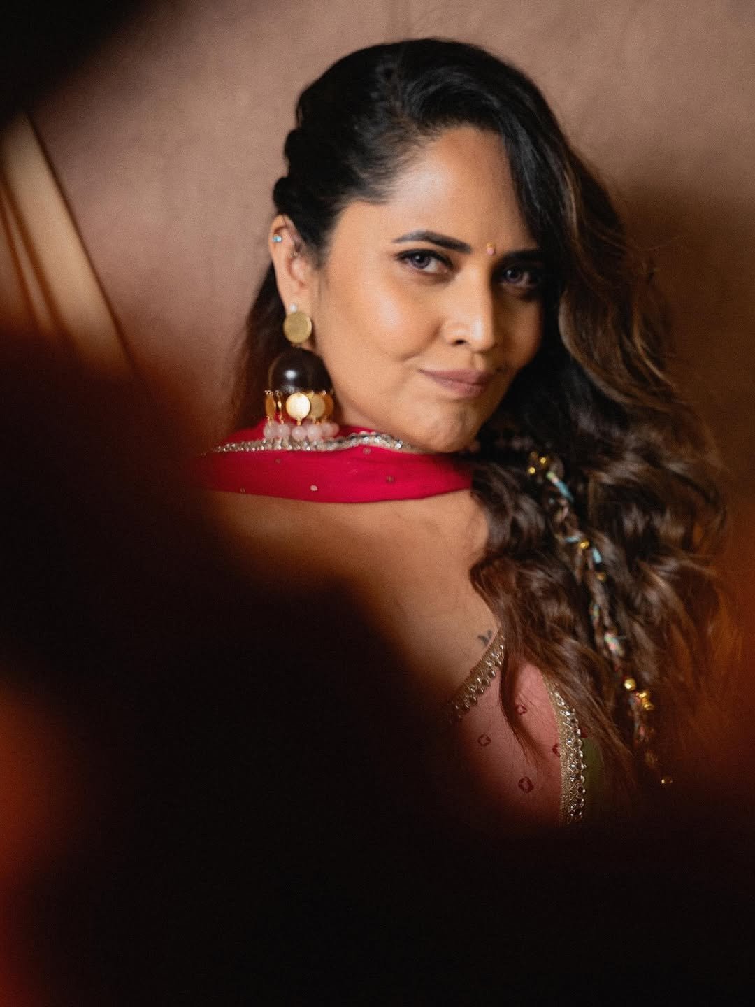 Anasuya Bharadwaj Smiles in Festive Floral Garland Look Photos (3)