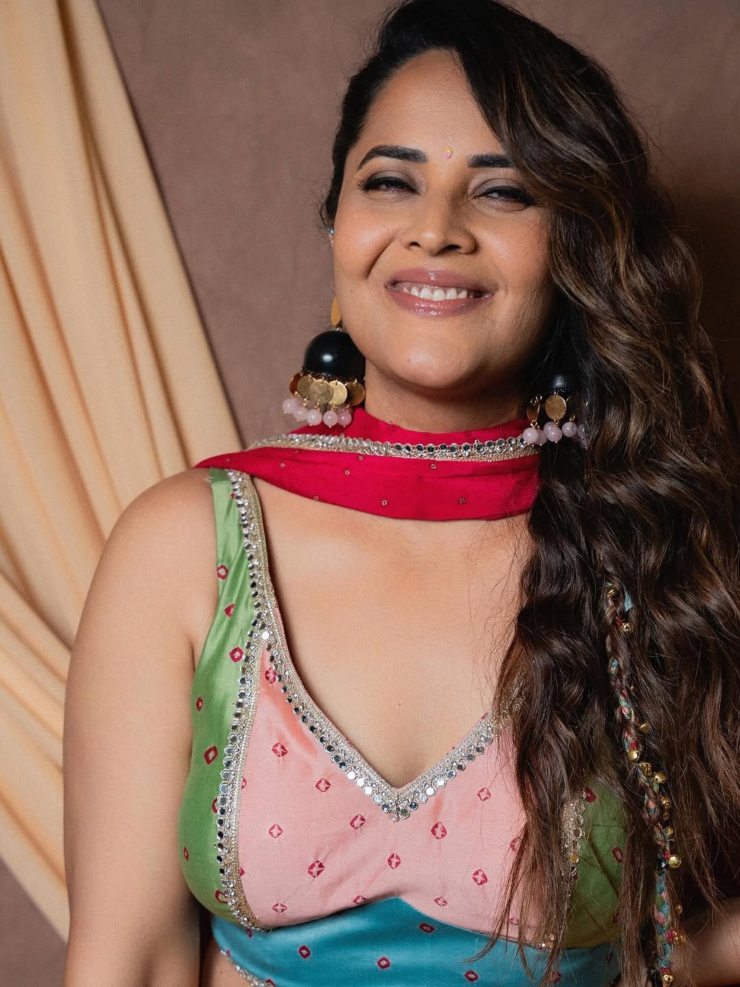 Anasuya Bharadwaj Smiles in Festive Floral Garland Look Photos (8)