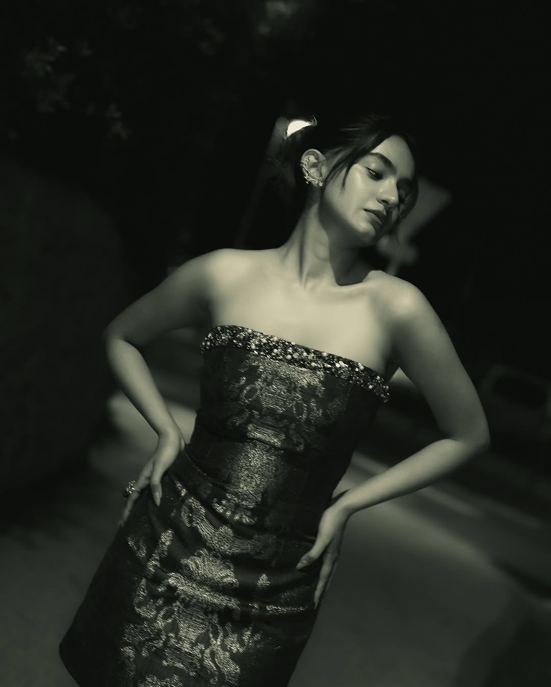 Anushka Sen Bold Red Strapless Mini Dress – Party Night Elegance (16)