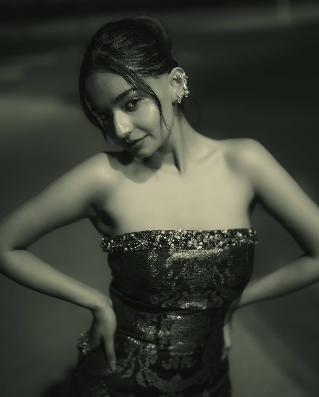 Anushka Sen Bold Red Strapless Mini Dress – Party Night Elegance (23)