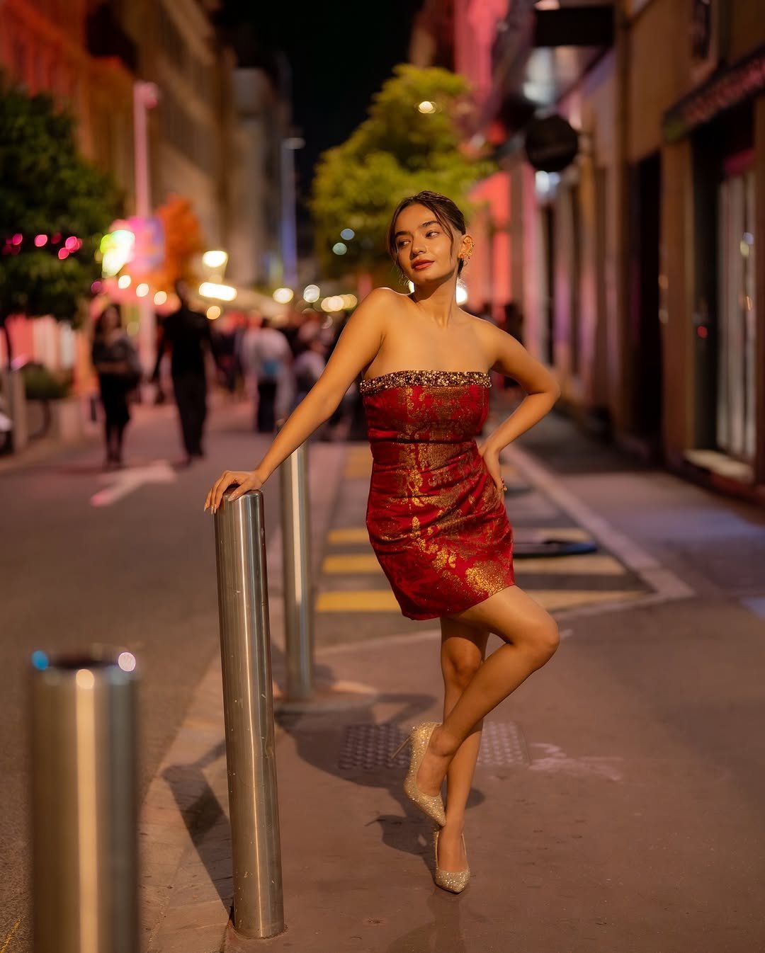 Anushka Sen Bold Red Strapless Mini Dress – Party Night Elegance (9)