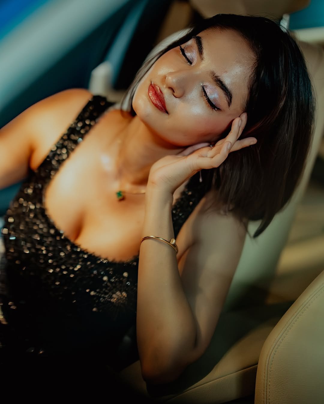 Anushka Sen Celestial Shimmer Dress – Glam Night Out (12)