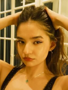 Anushka Sen shimmering dress night glamorous photo