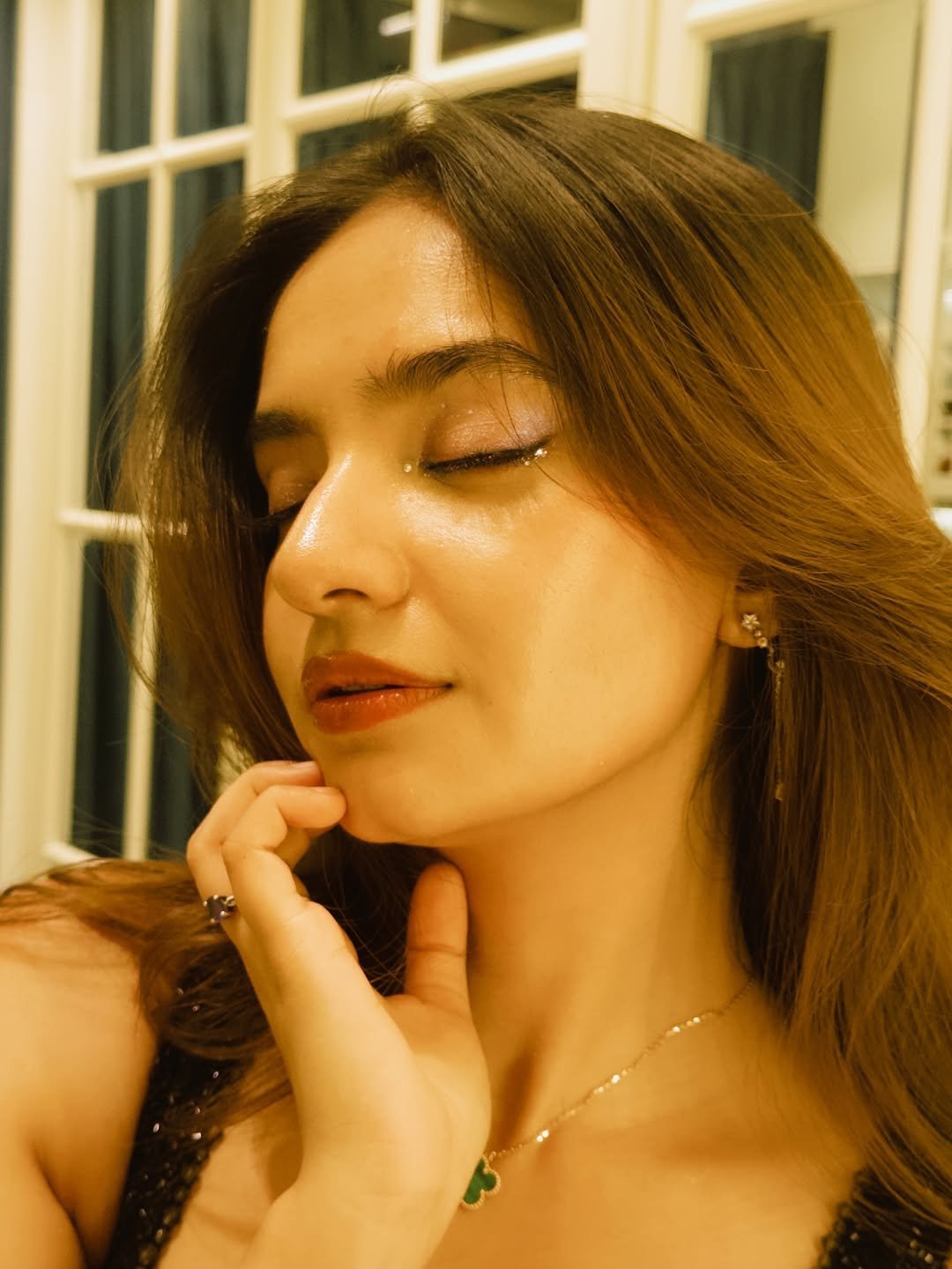 Anushka Sen Celestial Shimmer Dress – Glam Night Out (5)