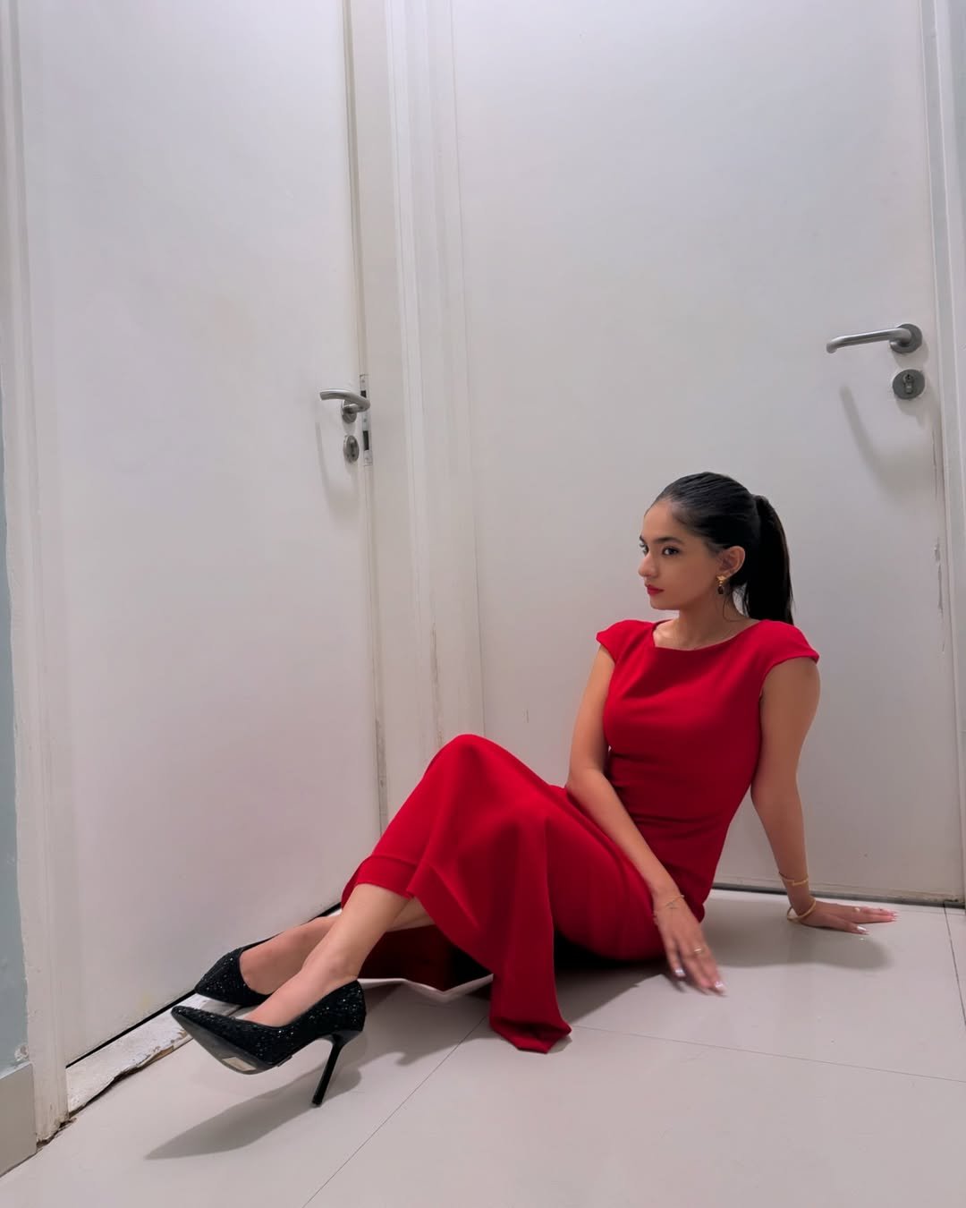 Anushka Sen Chic Red Bodycon Dress Indoor Photoshoot (10)