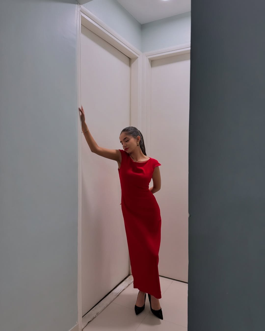 Anushka Sen Chic Red Bodycon Dress Indoor Photoshoot (11)
