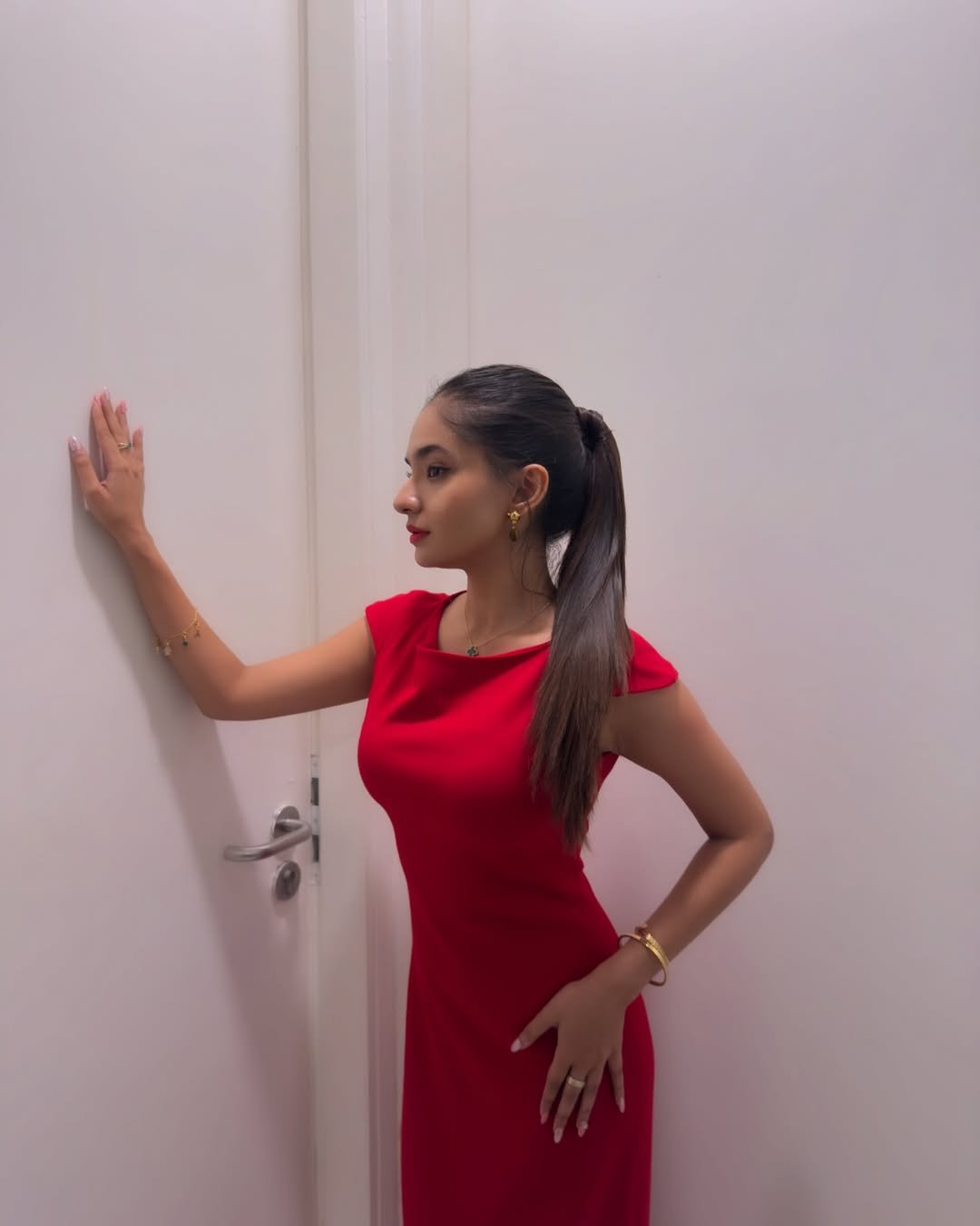 Anushka Sen Chic Red Bodycon Dress Indoor Photoshoot (2)
