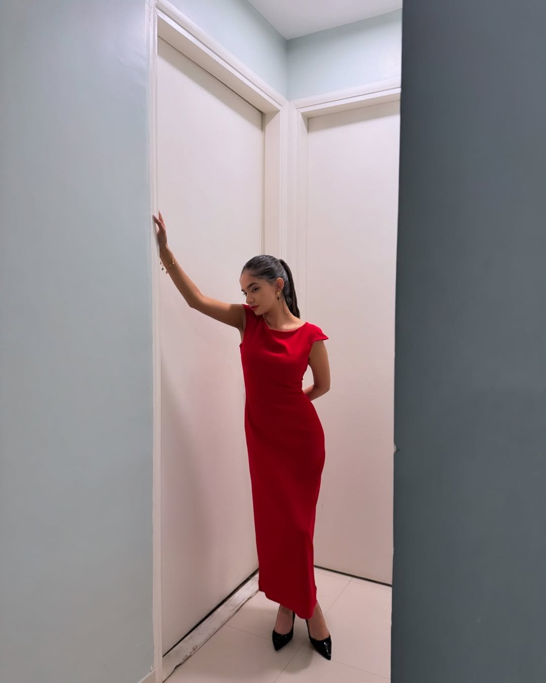 Anushka Sen Chic Red Bodycon Dress Indoor Photoshoot (4)