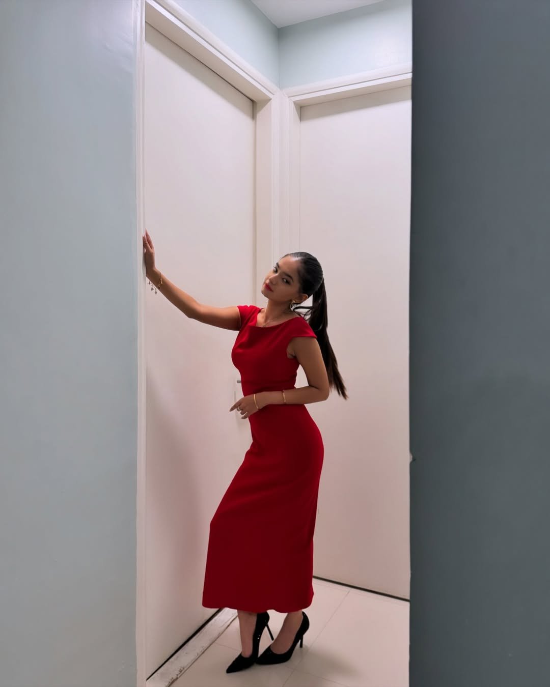 Anushka Sen Chic Red Bodycon Dress Indoor Photoshoot (7)