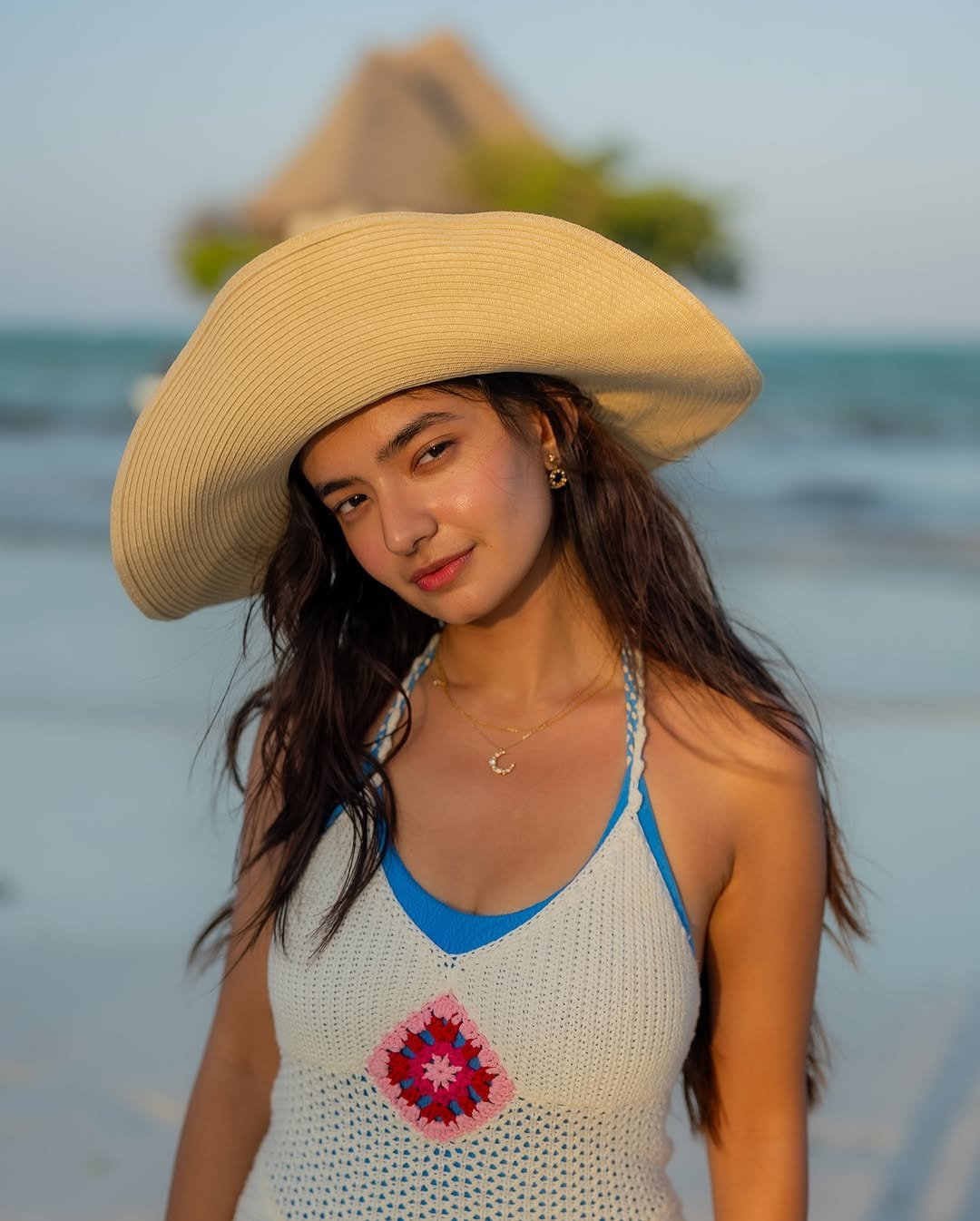 Anushka Sen Crochet Dress Over Swimwear – Chic Yacht Look (19)