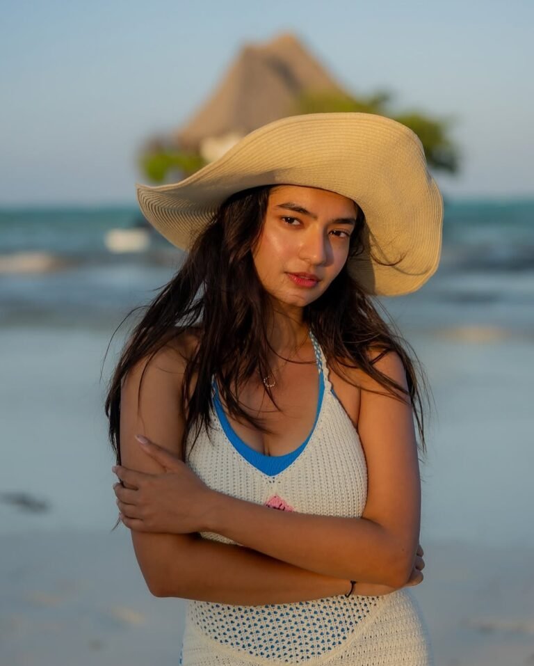 Anushka Sen Crochet Dress Over Swimwear – Chic Yacht Look (25)