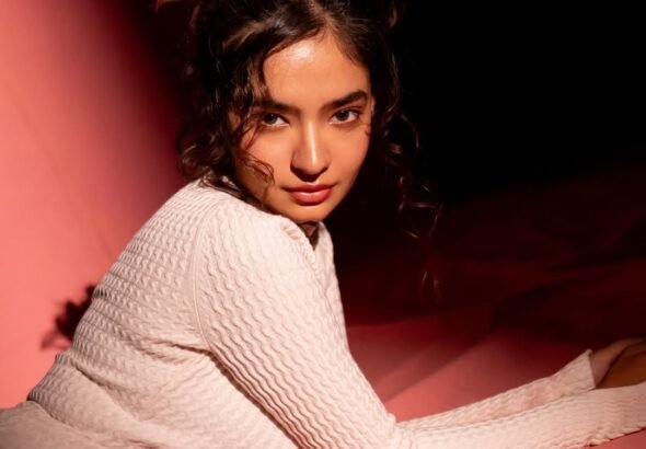 Anushka Sen Effortless Chic in Textured Knit Dress on Pink (1)