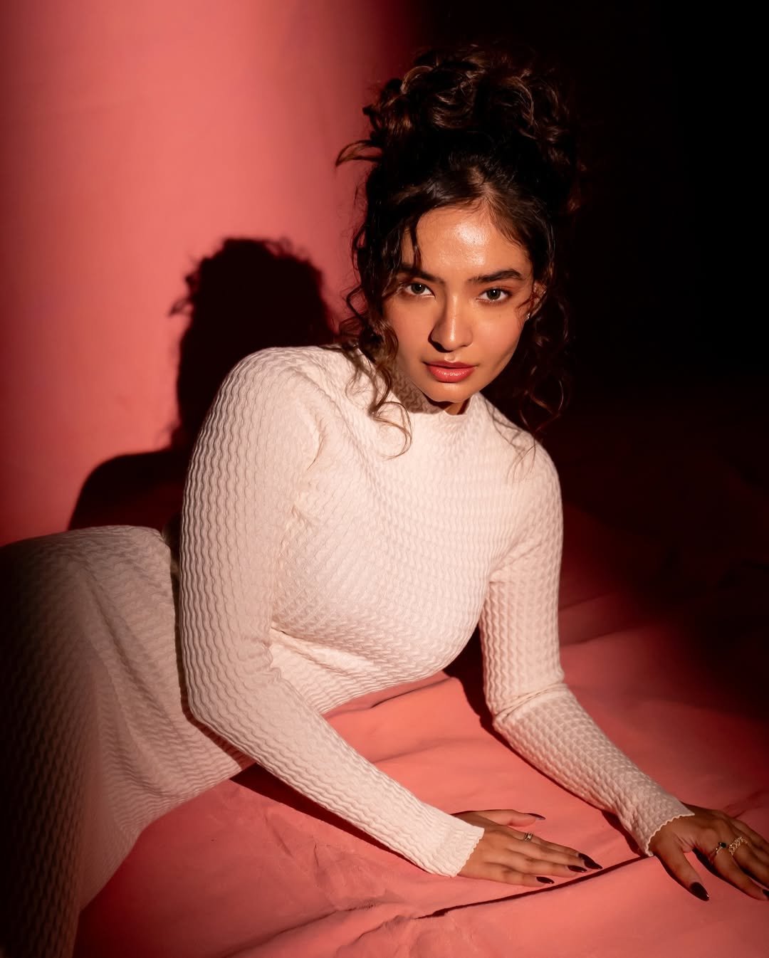 Anushka Sen Effortless Chic in Textured Knit Dress on Pink (10)