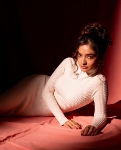 Anushka Sen Effortless Chic in Textured Knit Dress on Pink (11)