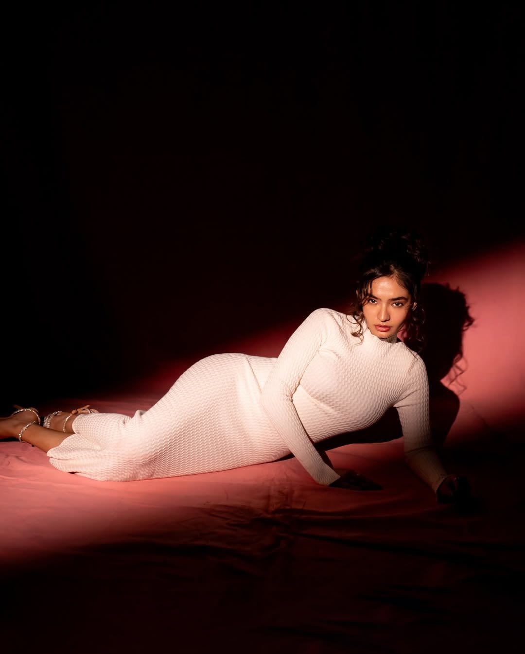 Anushka Sen Effortless Chic in Textured Knit Dress on Pink (13)