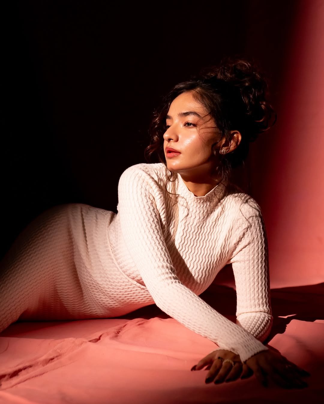 Anushka Sen Effortless Chic in Textured Knit Dress on Pink (14)