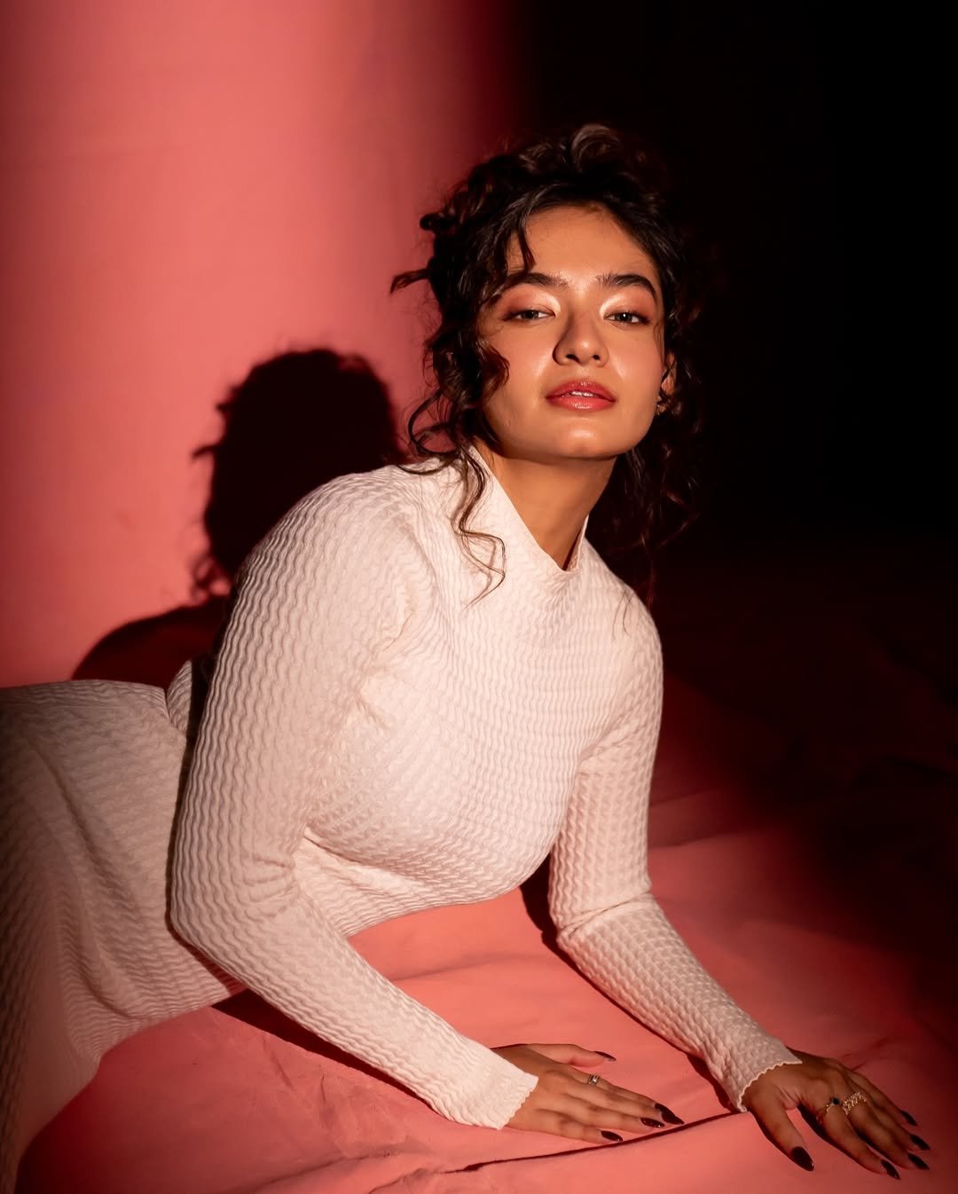 Anushka Sen Effortless Chic in Textured Knit Dress on Pink (16)