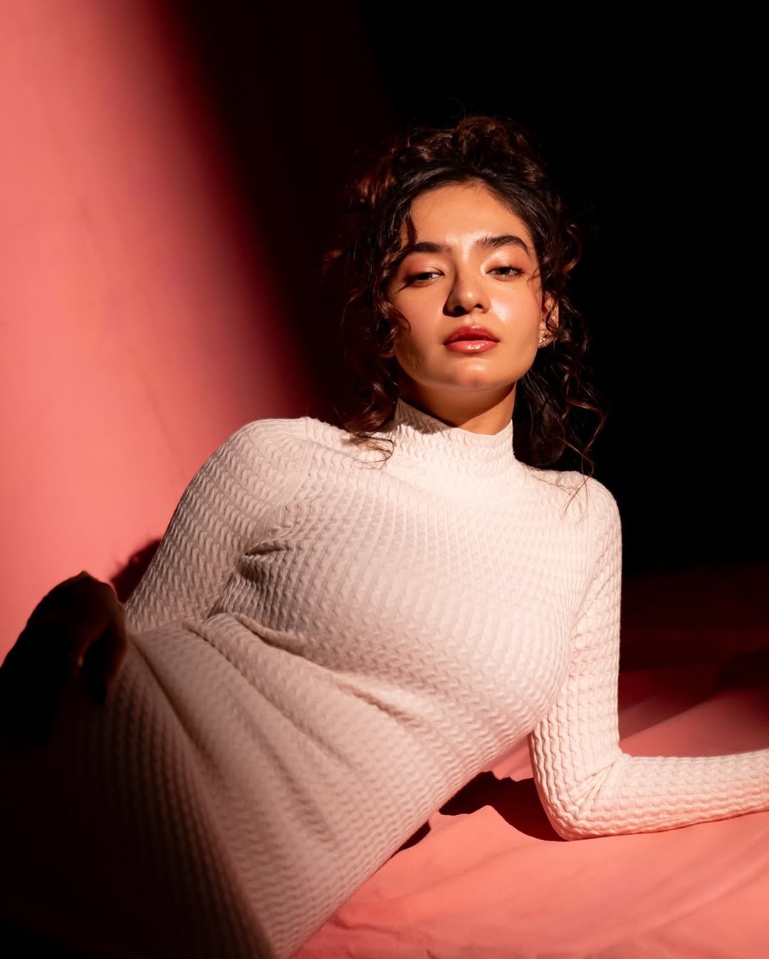 Anushka Sen Effortless Chic in Textured Knit Dress on Pink (17)