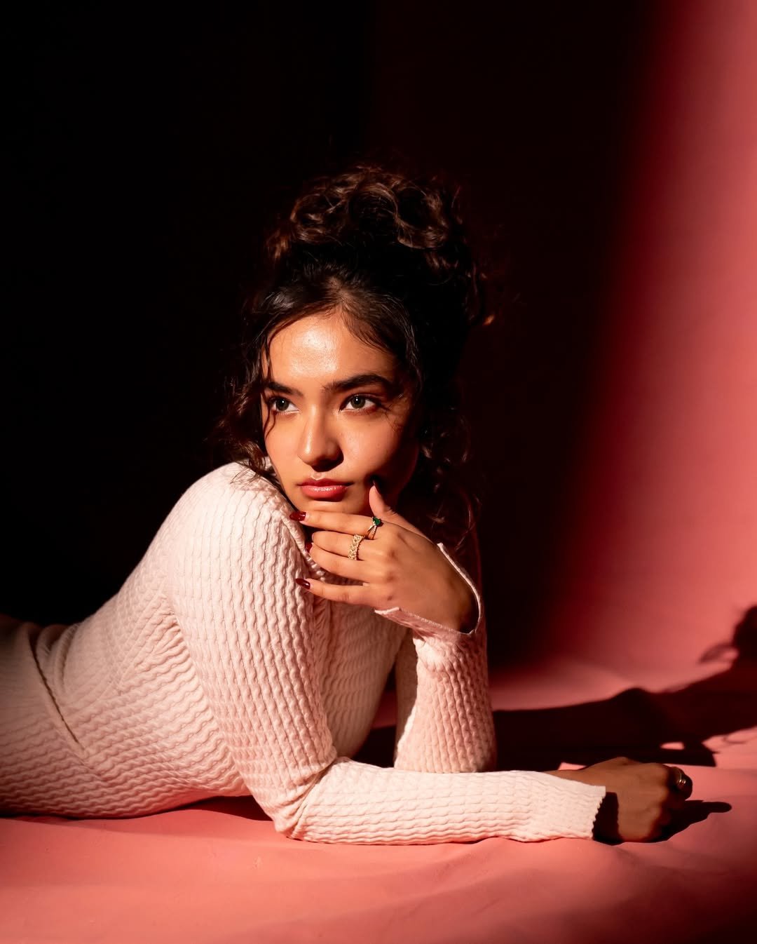 Anushka Sen Effortless Chic in Textured Knit Dress on Pink (18)