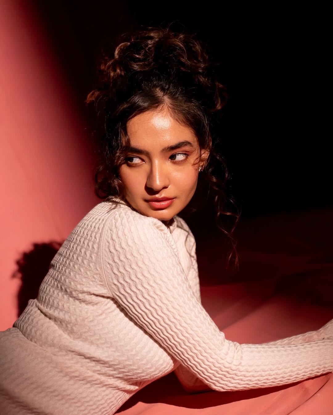 Anushka Sen Effortless Chic in Textured Knit Dress on Pink (4)