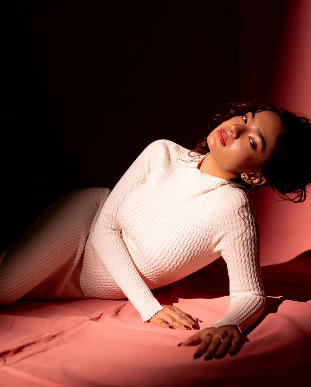 Anushka Sen Effortless Chic in Textured Knit Dress on Pink (7)