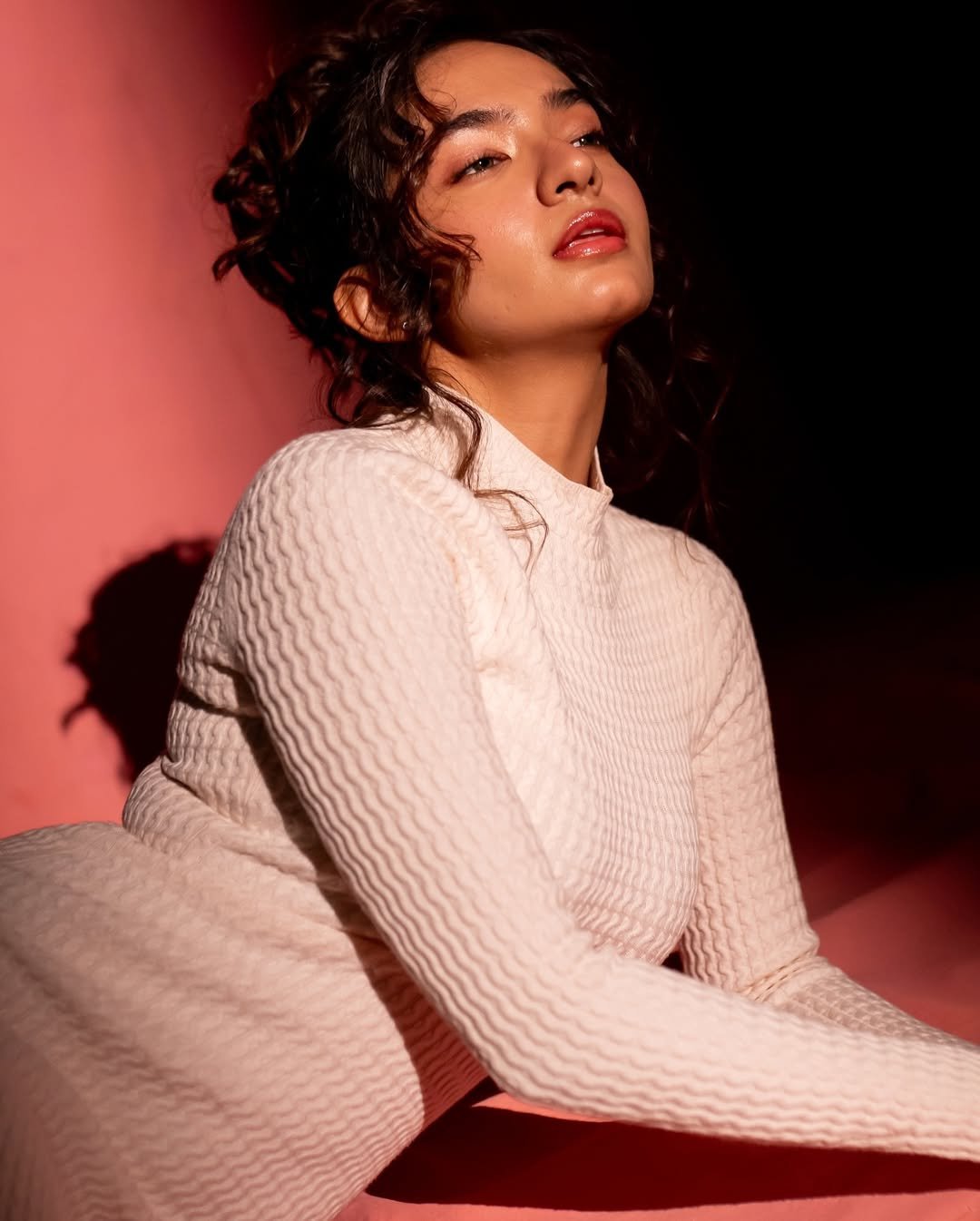 Anushka Sen Effortless Chic in Textured Knit Dress on Pink (8)