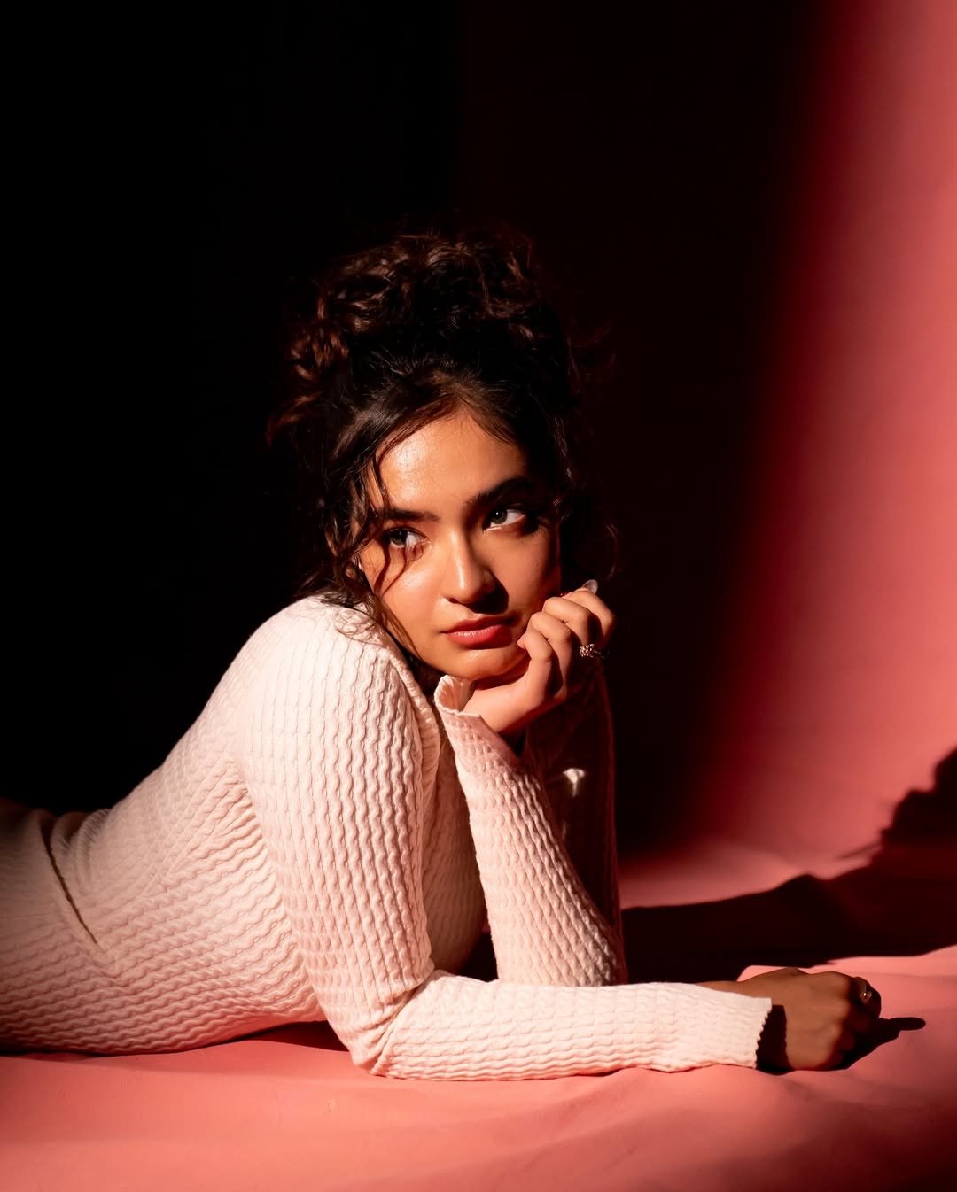 Anushka Sen Effortless Chic in Textured Knit Dress on Pink (9)