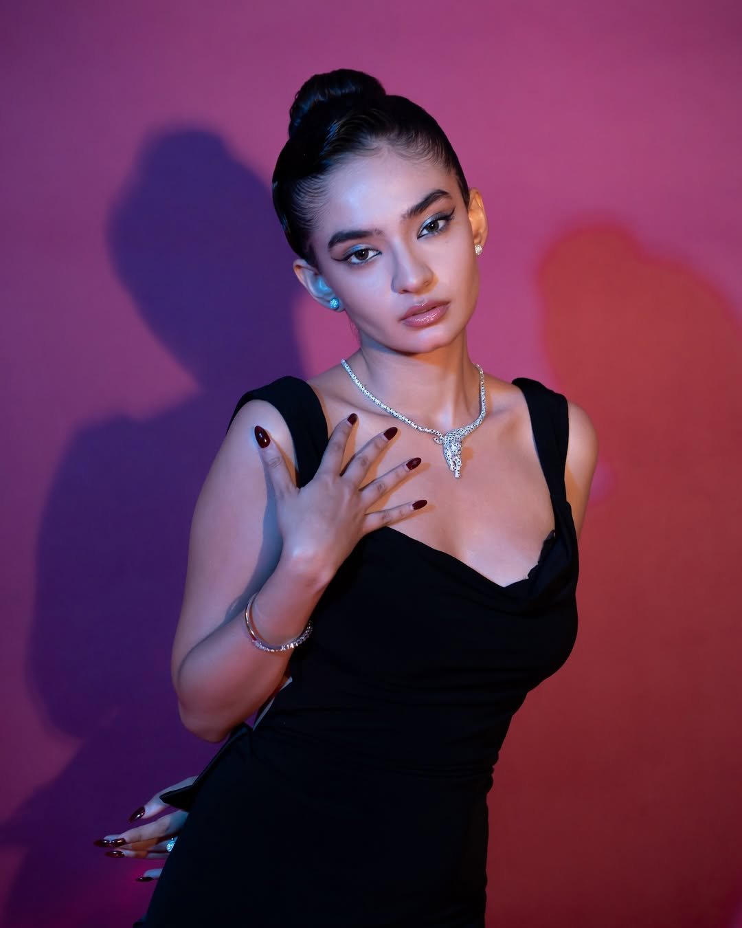 Anushka Sen Elegant Black Gown Studio Glam Shoot (3)