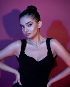 Anushka Sen Elegant Black Gown Studio Glam Shoot (36)