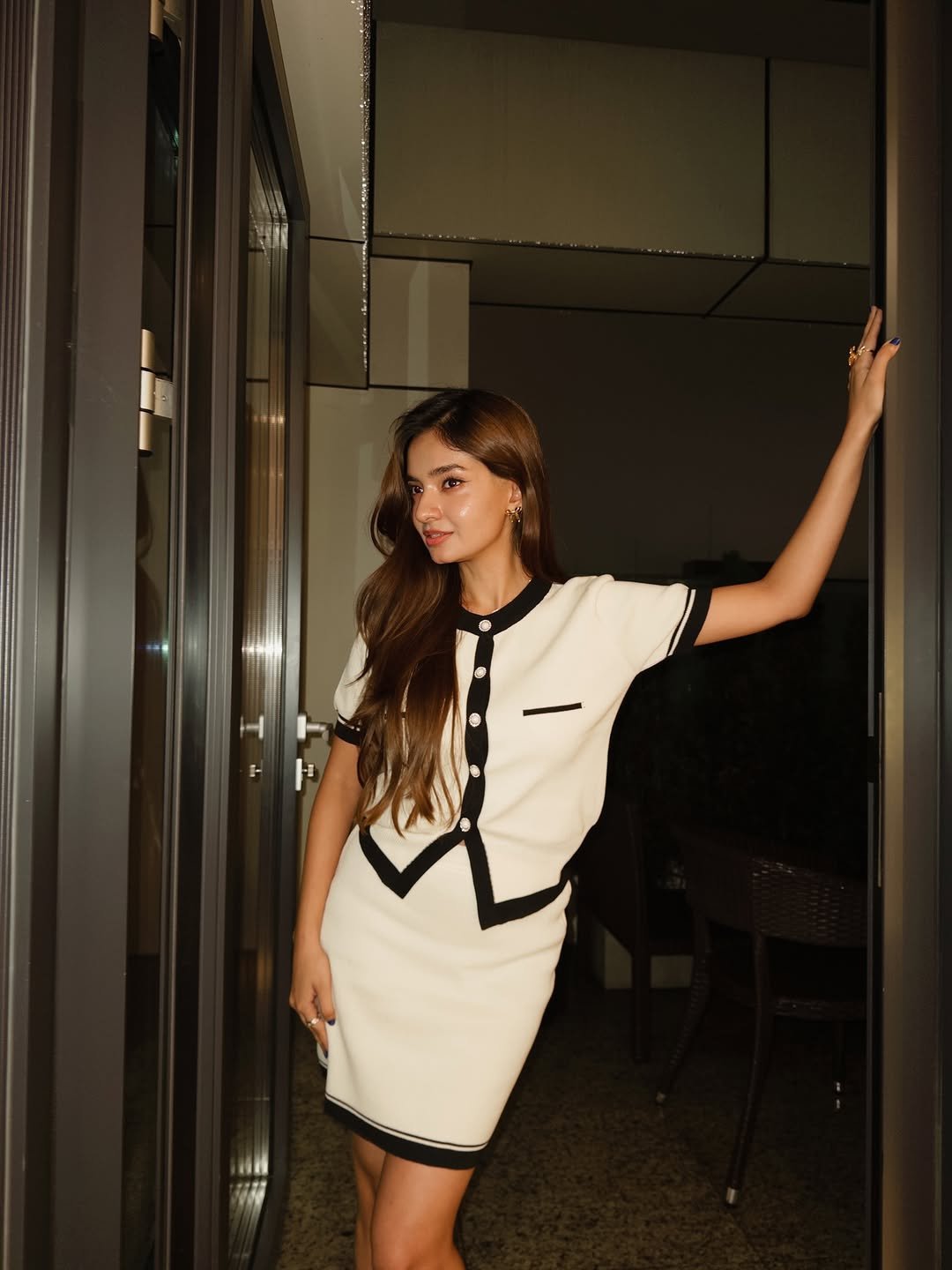 Anushka Sen Elegant Monochrome Co-Ord Set – Retro Chic (1)