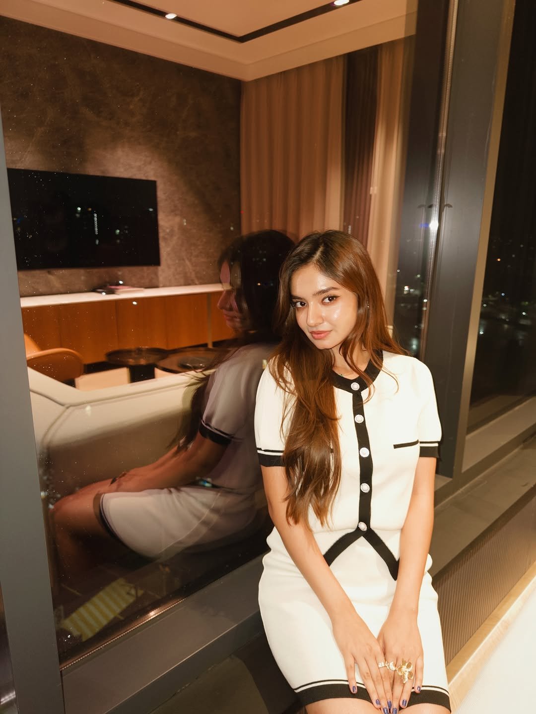 Anushka Sen Elegant Monochrome Co-Ord Set – Retro Chic (19)