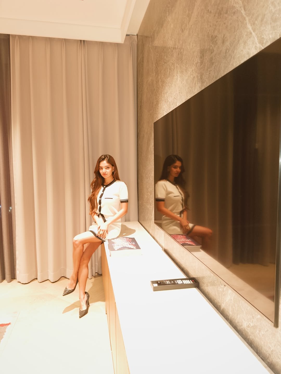 Anushka Sen Elegant Monochrome Co-Ord Set – Retro Chic (2)