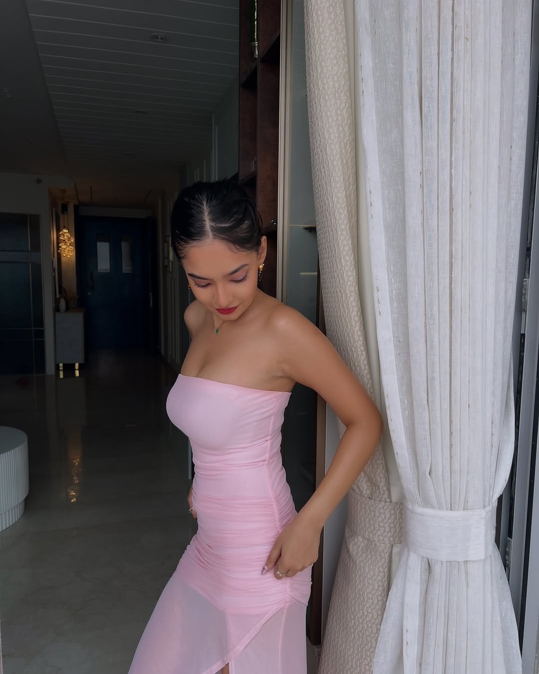 Anushka Sen Elegant Strapless Pink Gown Indoor Chic Shoot (11)