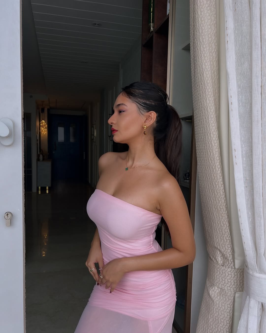 Anushka Sen Elegant Strapless Pink Gown Indoor Chic Shoot (13)