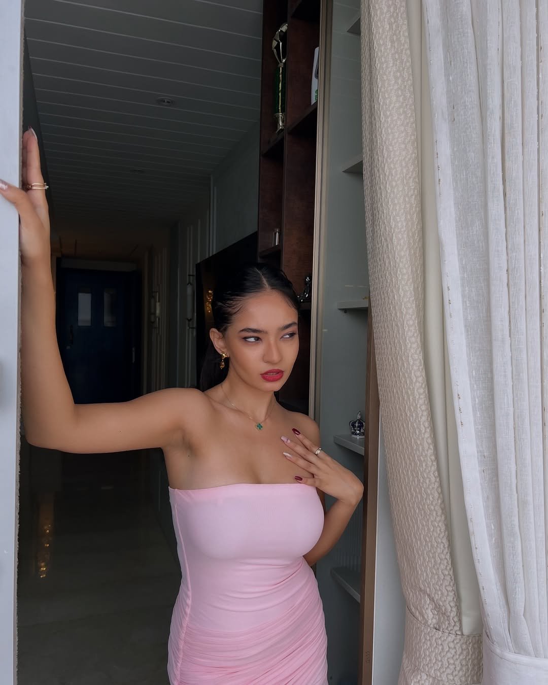 Anushka Sen Elegant Strapless Pink Gown Indoor Chic Shoot (17)