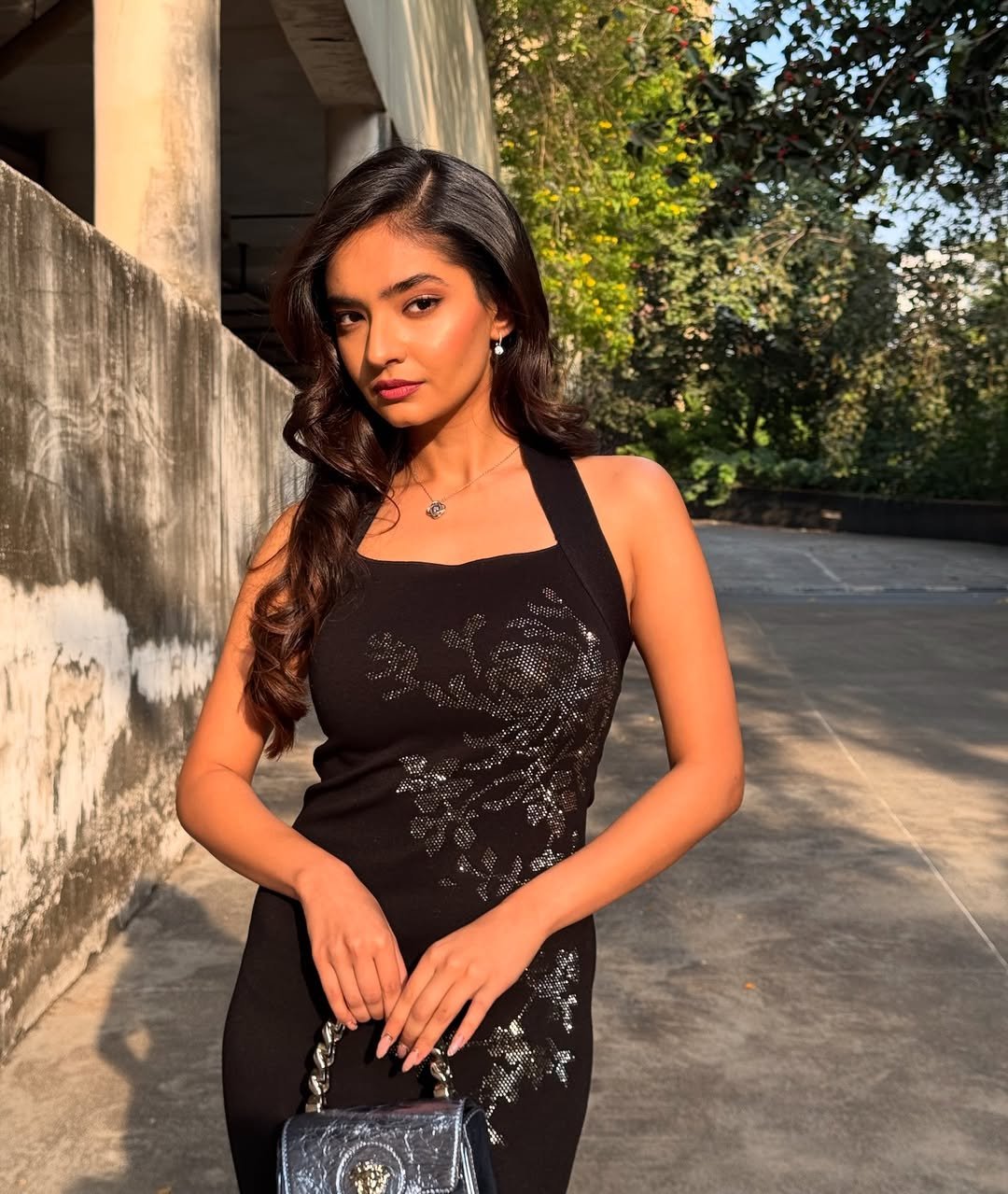 Anushka Sen Glam Black Sequin Dress Outdoor Shoot (1)