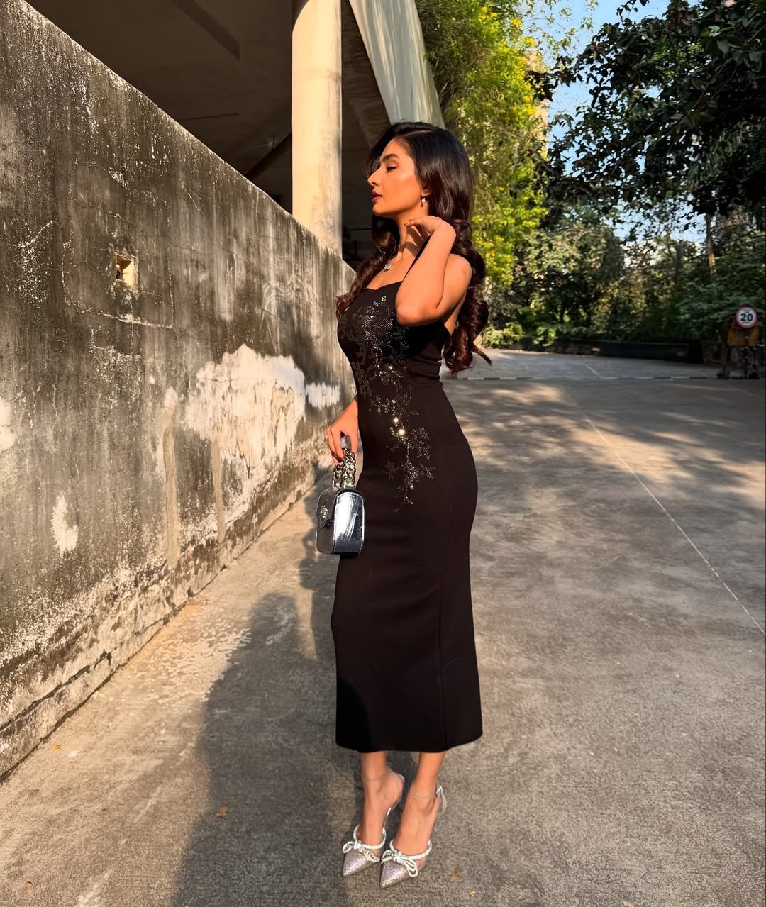 Anushka Sen Glam Black Sequin Dress Outdoor Shoot (16)