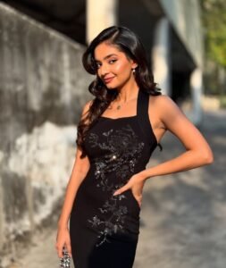 Anushka Sen Glam Black Sequin Dress Outdoor Shoot (18)
