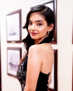 Anushka Sen Glam Black Sequin Dress Outdoor Shoot (19)