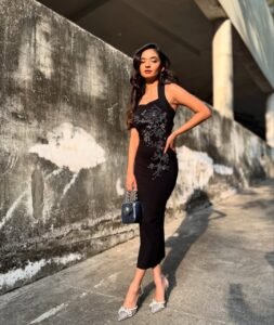 Anushka Sen Glam Black Sequin Dress Outdoor Shoot (21)