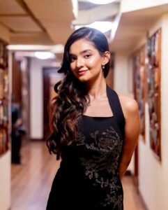 Anushka Sen Glam Black Sequin Dress Outdoor Shoot (24)